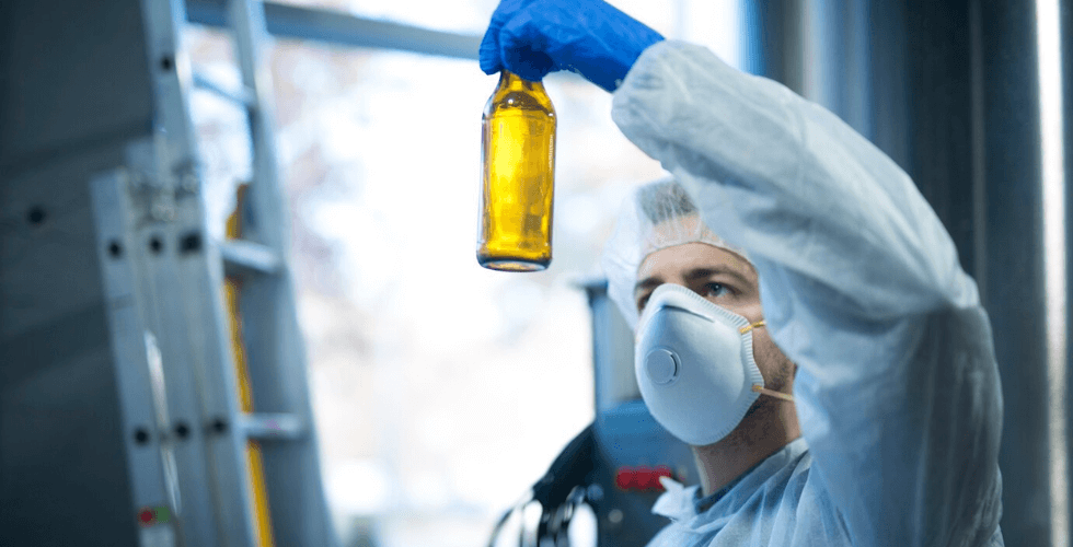 persona analizando un material peligroso